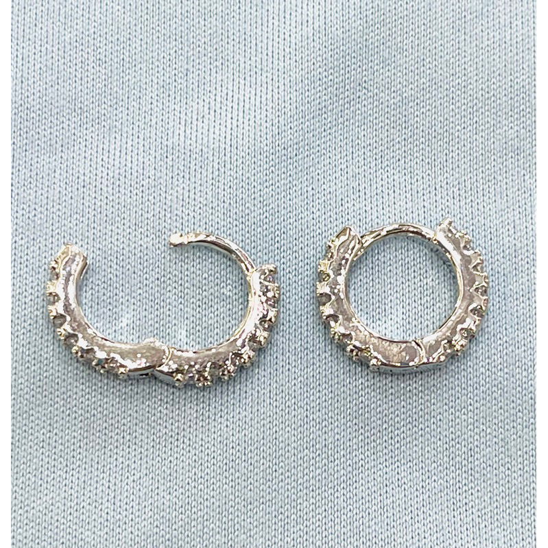 NEW ราคา1คู่ต่างหูห่วงเพชรรัสเซียล้อมวงหุ้มทองคำขาวเงางามสวยวิ้ง ขนาด2x7mm.(วัดวงใน)