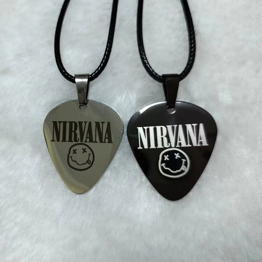 Nirvana ✨สร้อยคอเชือกหนัง พร้อมจี้ปิ๊กกีตาร์