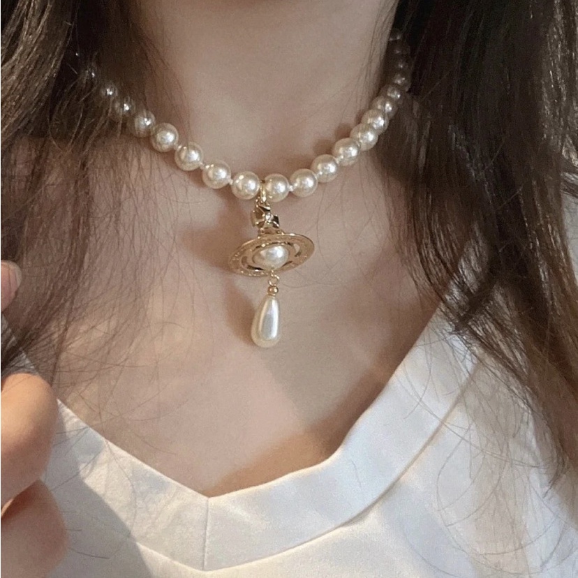 Westwood Vivienne สร้อยคอโซ่ จี้รูปหยดน้ํา ประดับมุก สามมิติ สไตล์วินเทจ