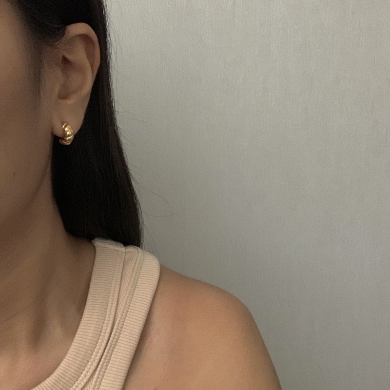 chic appeal - mini croissant earring ต่างหูครัวซองท์จิ๋วสไตล์มินิมอล