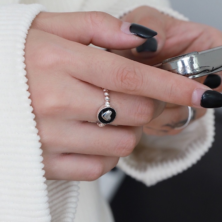 (กรอกโค้ด YAQ6E ลด 60.-) earika.earrings - midnight heart coin ring แหวนเหรียญจี้หัวใจเงินแท้ ฟรีไซส์ปรับขนาดได้