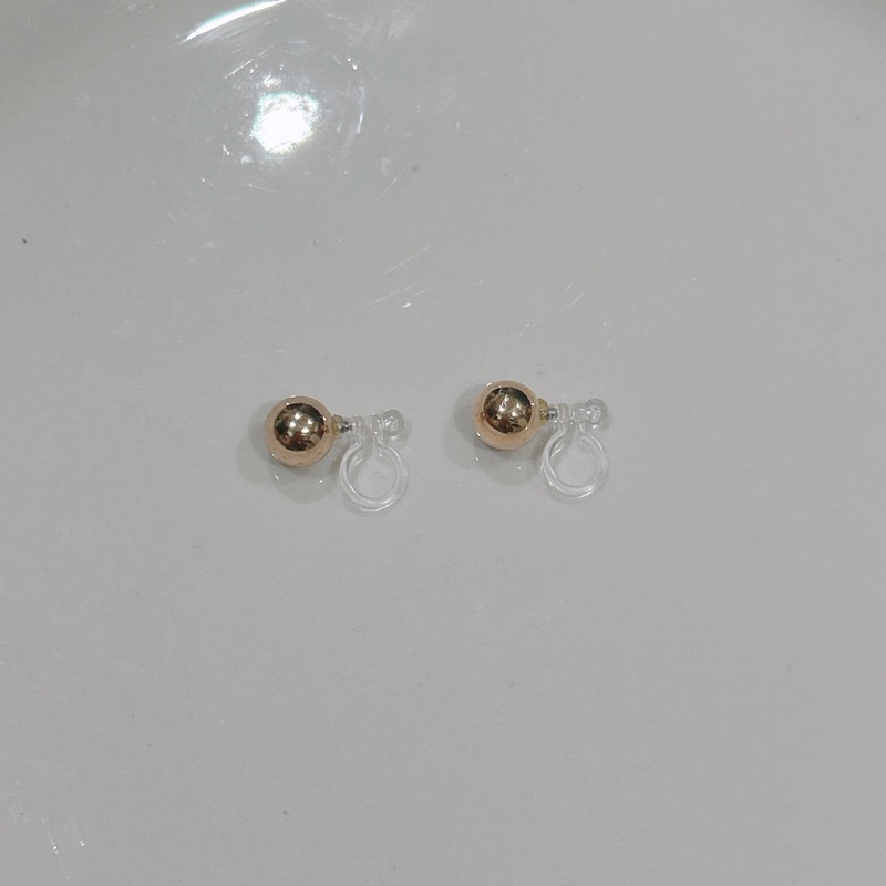 ต่างหูหนีบแป้นพลาสติกใส มุกทอง 8 mm