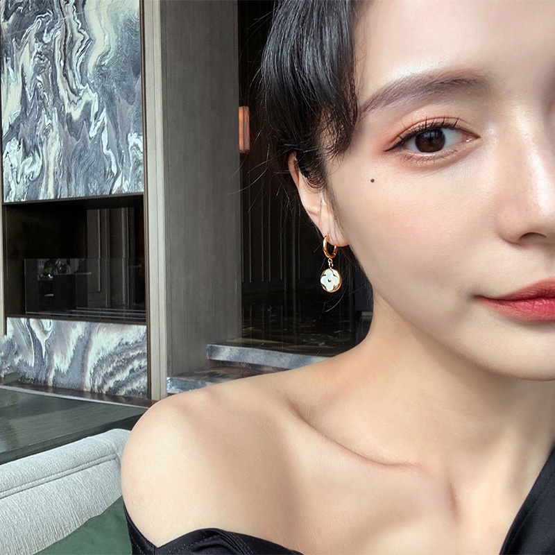 ต่างหูเหล็กไทเทเนียม ทอง 18k รูปใบโคลเวอร์สี่แฉก กันแพ้ ระดับไฮเอนด์ สีขาว