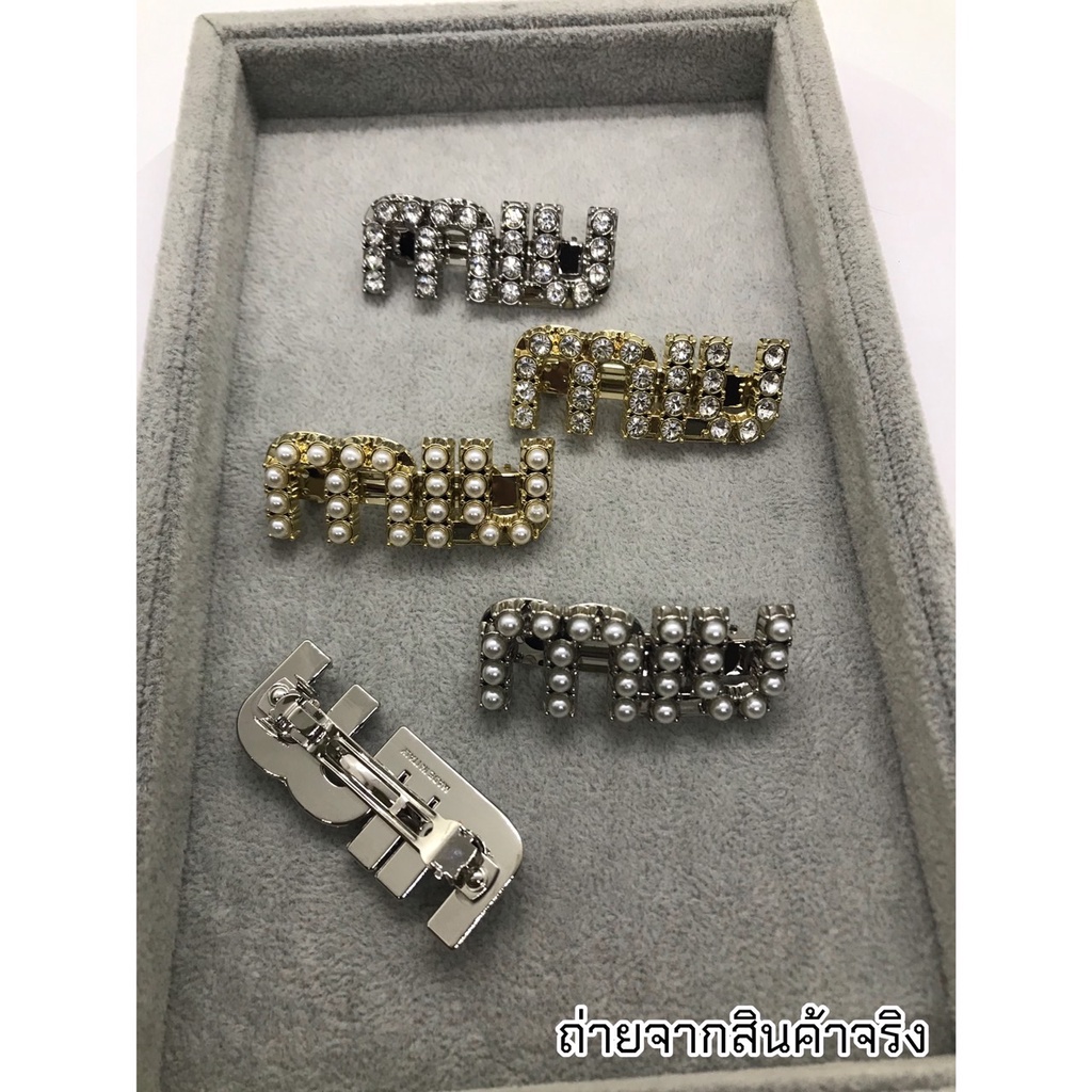 พร้อมส่ง Miu กิ๊บสปริง มี 2 รุ่น แบบประดับคริสตัลและมุก ที่ตัวอักษร *ปั้มหลัง**