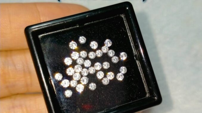 Cพลอยเพทาย สีขาว White Zircon เจียรเหลี่ยมก้นเพชร กลม 1-3 mm. เหมาะทำฝังพลอย แหวนเพชร จี้เพชร ต่างหูเพชร พลอยแท้ธรรมชาติ