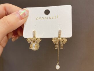 S925 เงินเข็มแฟชั่นต่างหูไม่สมมาตร Pearl Diamond Bow ต่างหูสุทธิสีแดงอารมณ์การออกแบบ Sense ต่างหู Female