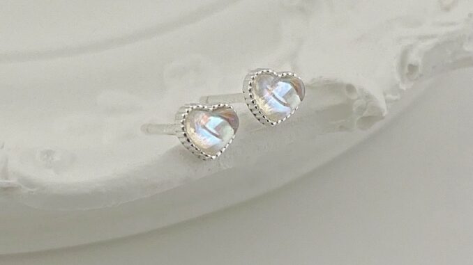 A.piece  ต่างหูเงินแท้ [all silver 925] Moonstone Heart Shape Stud (521)