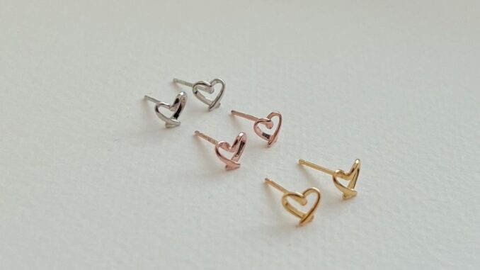 A.piece  ต่างหูเงินแท้ [all silver 925] heart stud earrings