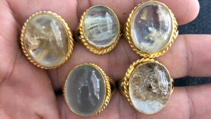 Quartz แหวนโป่งข่าม แก้วโป่งข่ามแท้ ตัวเรือนทองเหลือง สุ่มแก้วเท่านั้น Quartz แหวนโป่งข่าม แก้วโป่งข่ามแท้ ตัวเรือนทองเหลือง สุ่มแก้วเท่านั้น