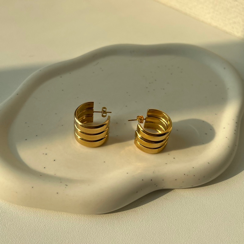 Adore- Claw hoop gold earring