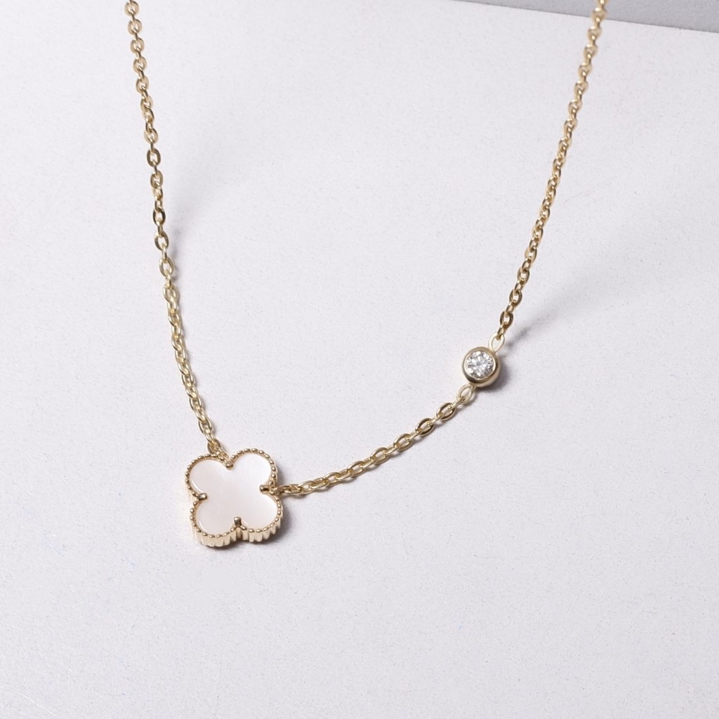 Grace Fine Jewelry สร้อยคอทองแท้9K เพชรแท้ รุ่น Lucky Clover with Mother of Pearl