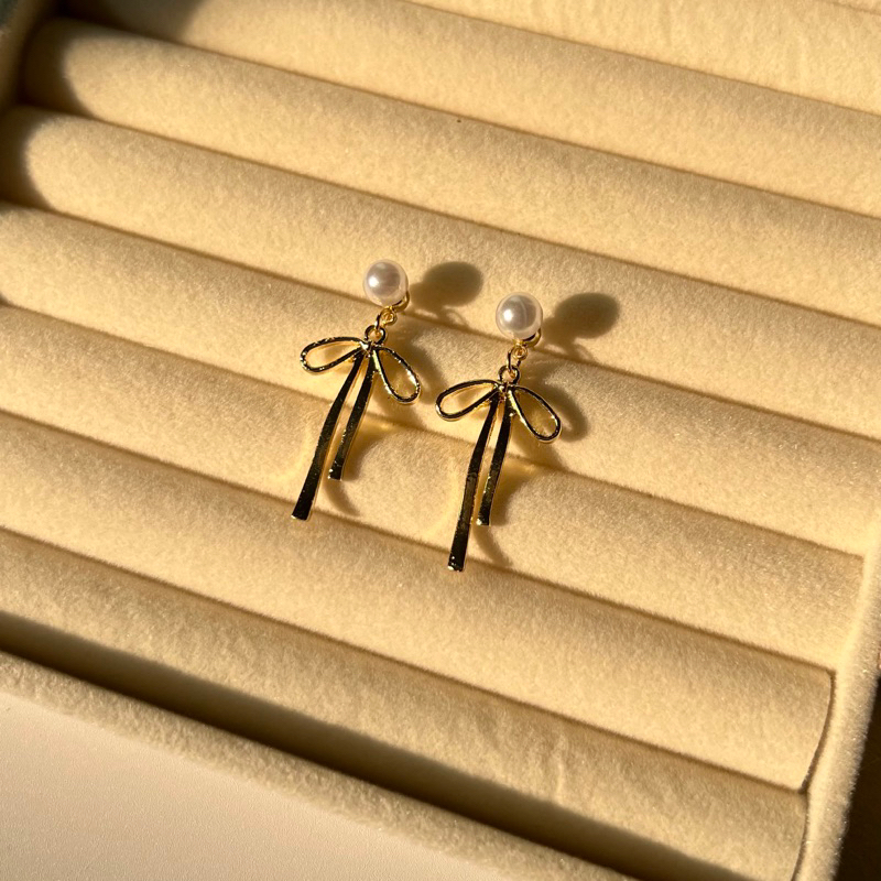Julie earrings ต่างหูมุกจี้ห้อยโบว์