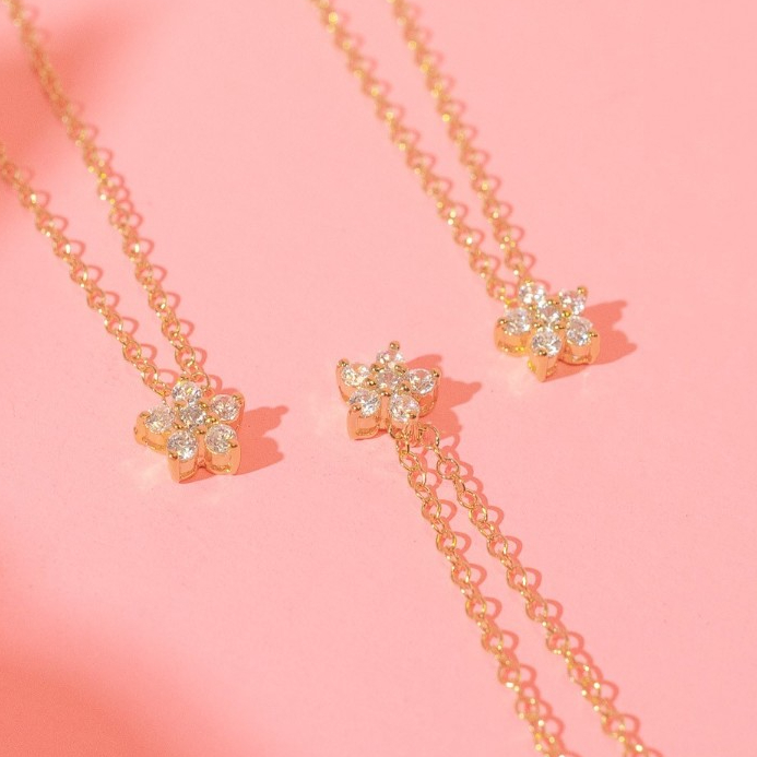 LELISA - Lily Necklace - สร้อยดอกลิลลี่ประดับ White Gems - สี Gold เงินแท้ 92.5% ชุบทอง 18K