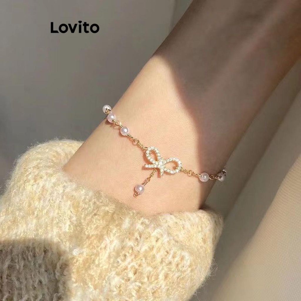 Lovito สร้อยข้อมือผู้หญิง แต่งพลอยเทียม ไข่มุก รูปโบว์ สีเรียบ สไตล์ลำลอง LFA09337
