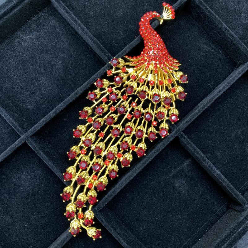 Maech jewelry แฟชั่นเข็มกลัดขนาดใหญ่ เพชรคริสตัลสีแดง เข็มกลัดนกยูงสีทอง peacock brooch