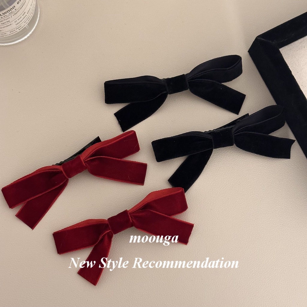 Moouga กิ๊บติดผม ผ้ากํามะหยี่ เนื้อแมตต์ สีแดง ประดับโบว์ด้านข้าง สีดํา สําหรับเด็กผู้หญิง