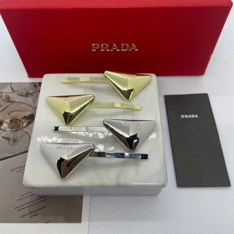 Prada Metal Hair Clip ตัวใหม่ล่าสุด งานโลหะ ปั๊มโลโก้  มาเป็นคู่ อะไหล่เงาสวย มองไกลๆก็รู้ ปราด้าแน่นอน