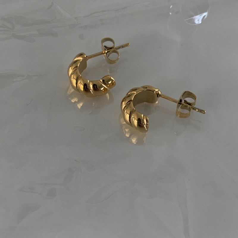chic appeal - mini croissant earring ต่างหูครัวซองท์จิ๋วสไตล์มินิมอล