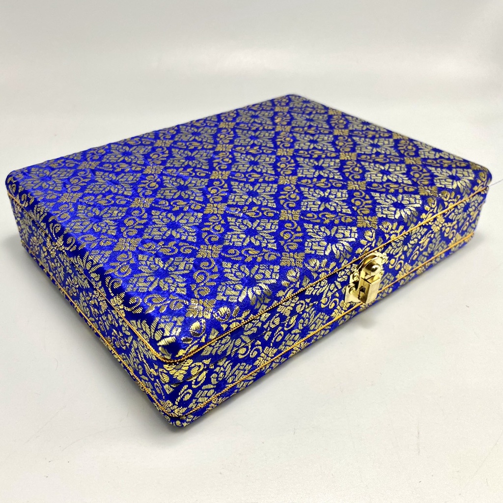 กล่องกำมะหยี่คิ้วทอง ลายผ้าไหมไทย โทนสีน้ำเงินทอง ขนาด 16x21x5 ซม. (6.5x8.5x2