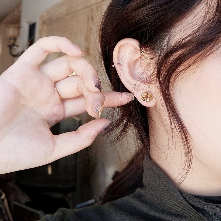 การจัดส่งที่รวดเร็ว  S925 ต่างหูเข็มเงิน, ต่างหู Knot Stud สำหรับผู้หญิง