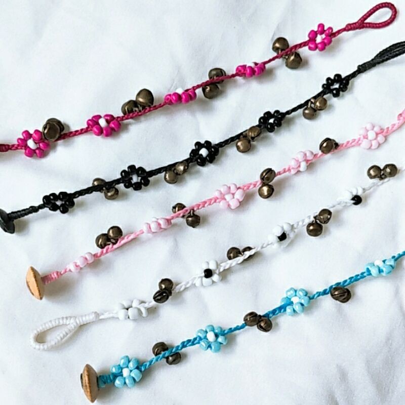 กำไลข้อมือเชือกถักกุ๊งกิ๊ง ลายดอกไม้ +กระดิ่ง  ตะขอไม้แบบโบราณคิ้วๆ (งานแฮนเมด)