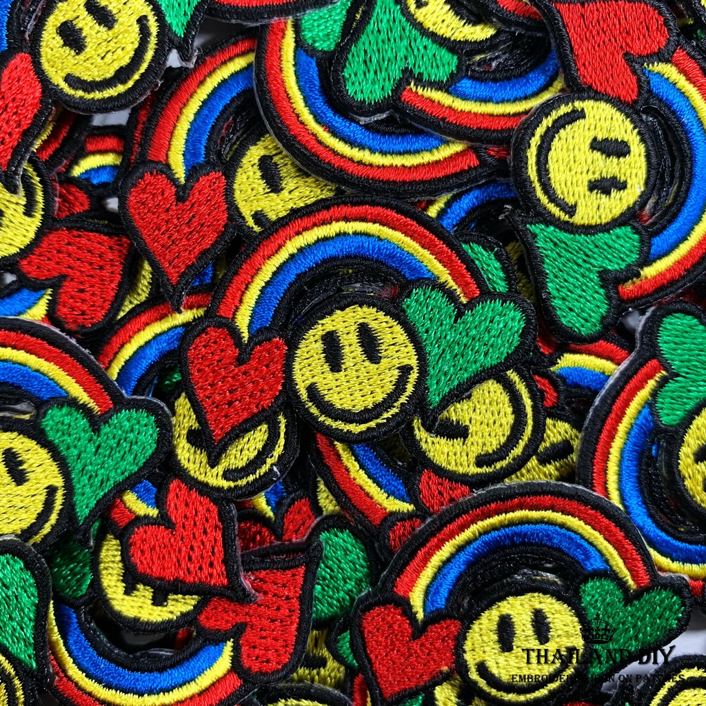 [ ตัวรีดติดเสื้อ ลาย หน้ายิ้ม สีรุ้ง การ์ตูน size s ] Rainbow Smiley Face Patch งานปัก WOP DIY ตัวรีด อาร์มติดเสื้อ หมวก