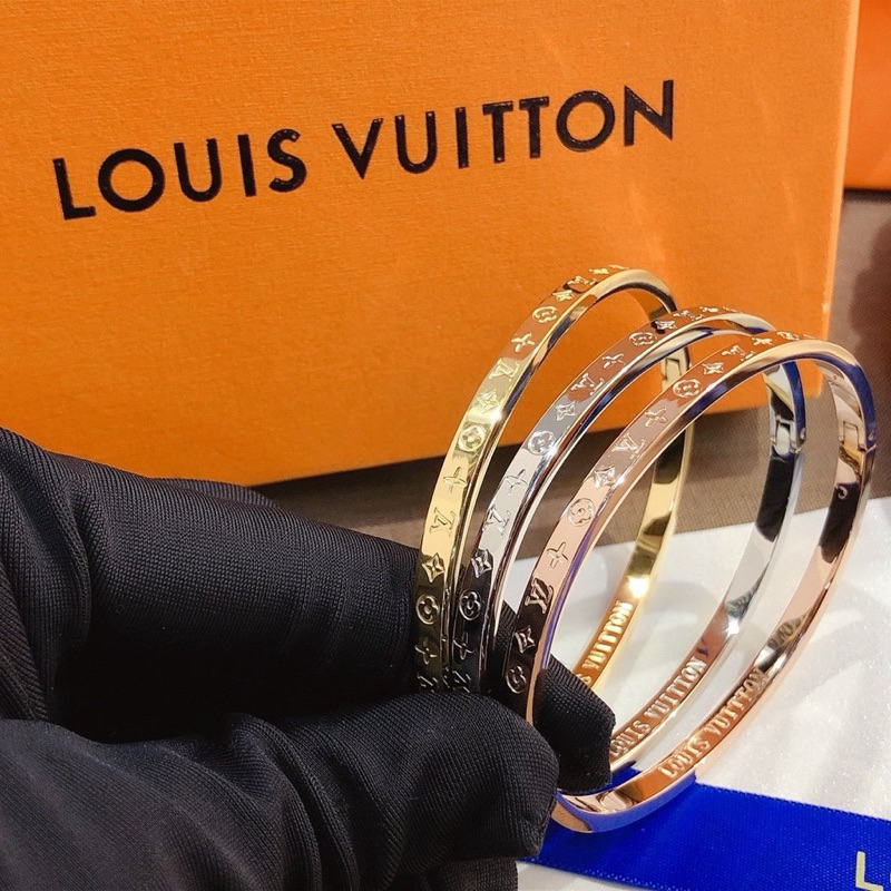 พ ร้ อ ม ส่ ง จ า ก ไ ท ย  ✧ กำไลข้อมือ ลายเซ็น Louis Vuitton แกะสลักและลายโมโนแกรม✧