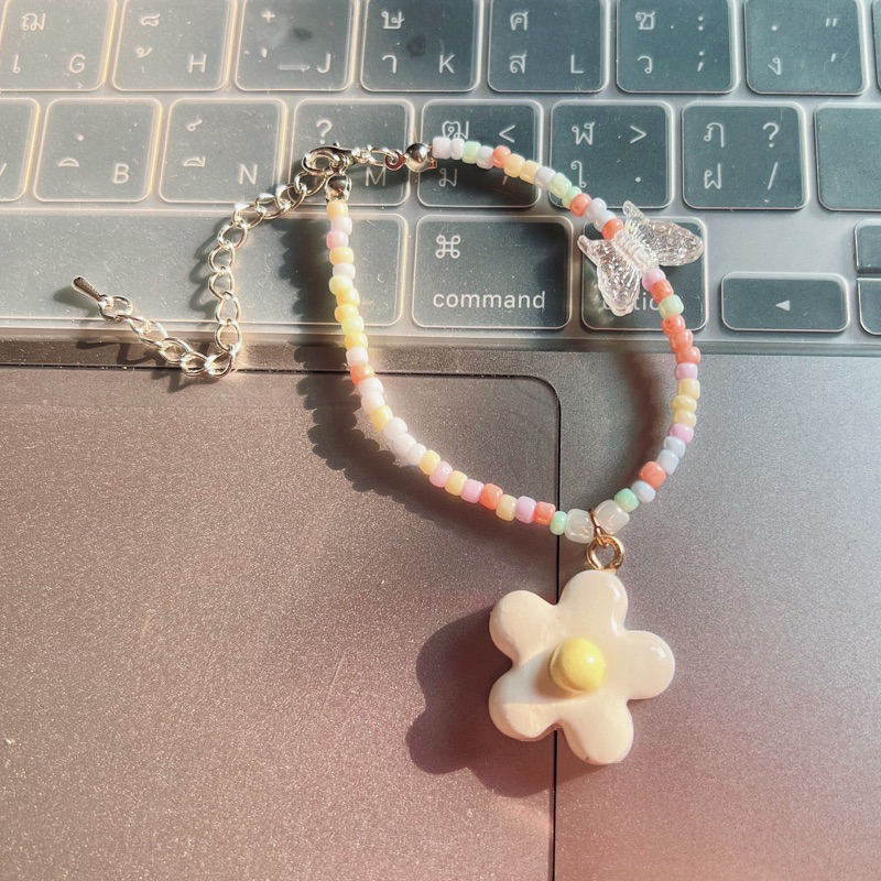 พร้อมส่ง  กำไลดินปั้นดอกไม้ขาว ละมุนละไมเวอร์ คุณหนูคุณใจสุด