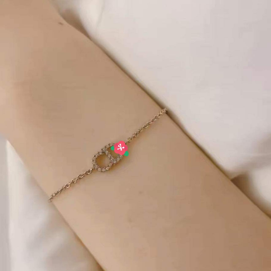 สร้อยข้อมือD  ตัวอักษร ออริ สีทองโบราณ เป็นมิตรต่อผิว ไม่แพ้ไม่ดำ ไม่คัน