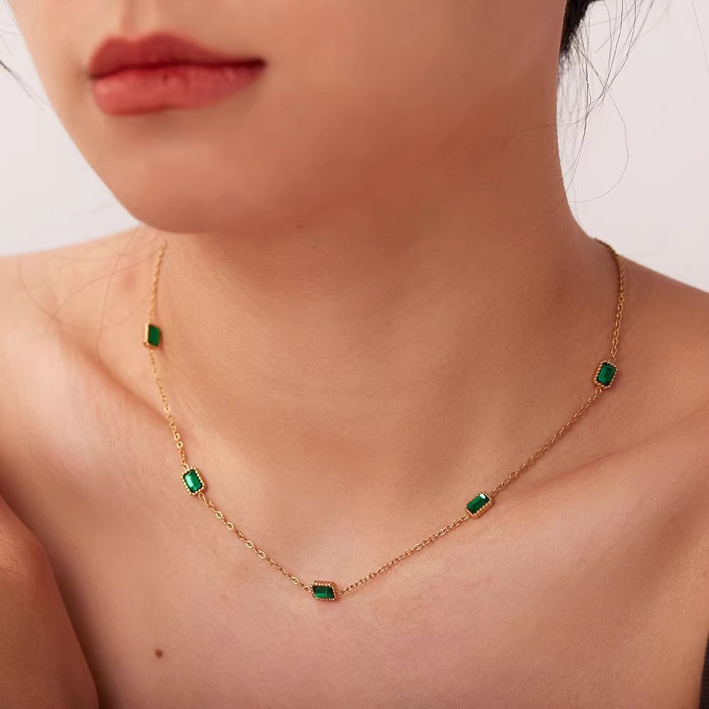 สร้อยคอ สเตนเลส ทอง 18K ประดับเพทาย ทรงสี่เหลี่ยม สีเขียว