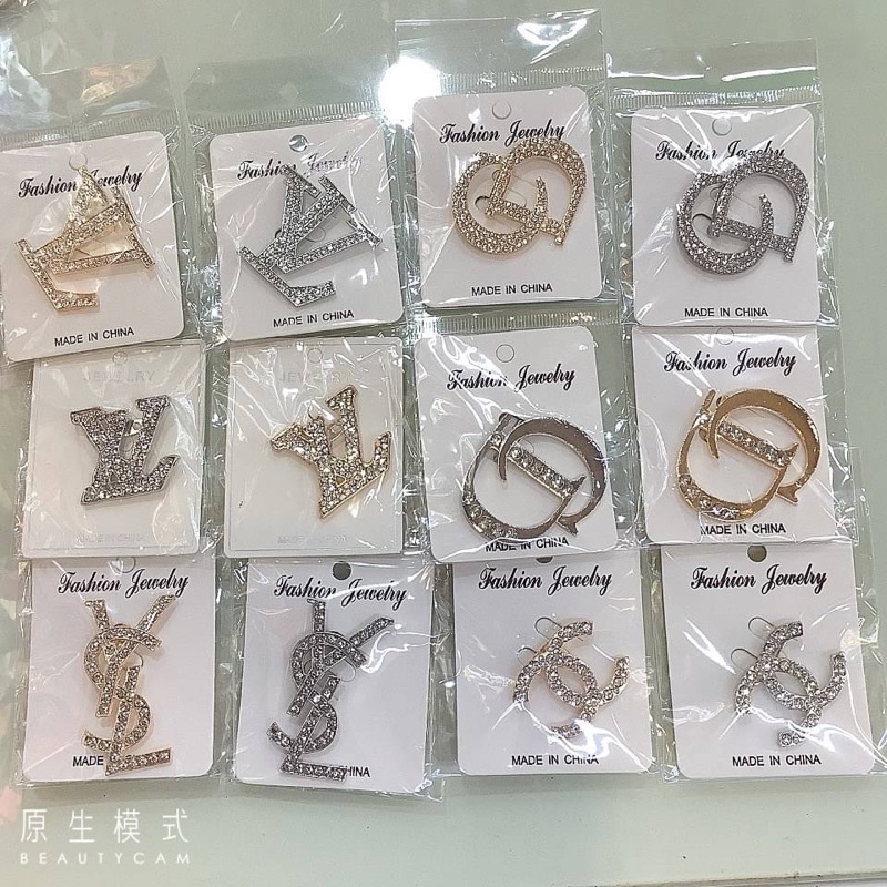 เข็มกลัดติดเสื้อแบรนด์เนม(พร้อมส่ง)จากไทย