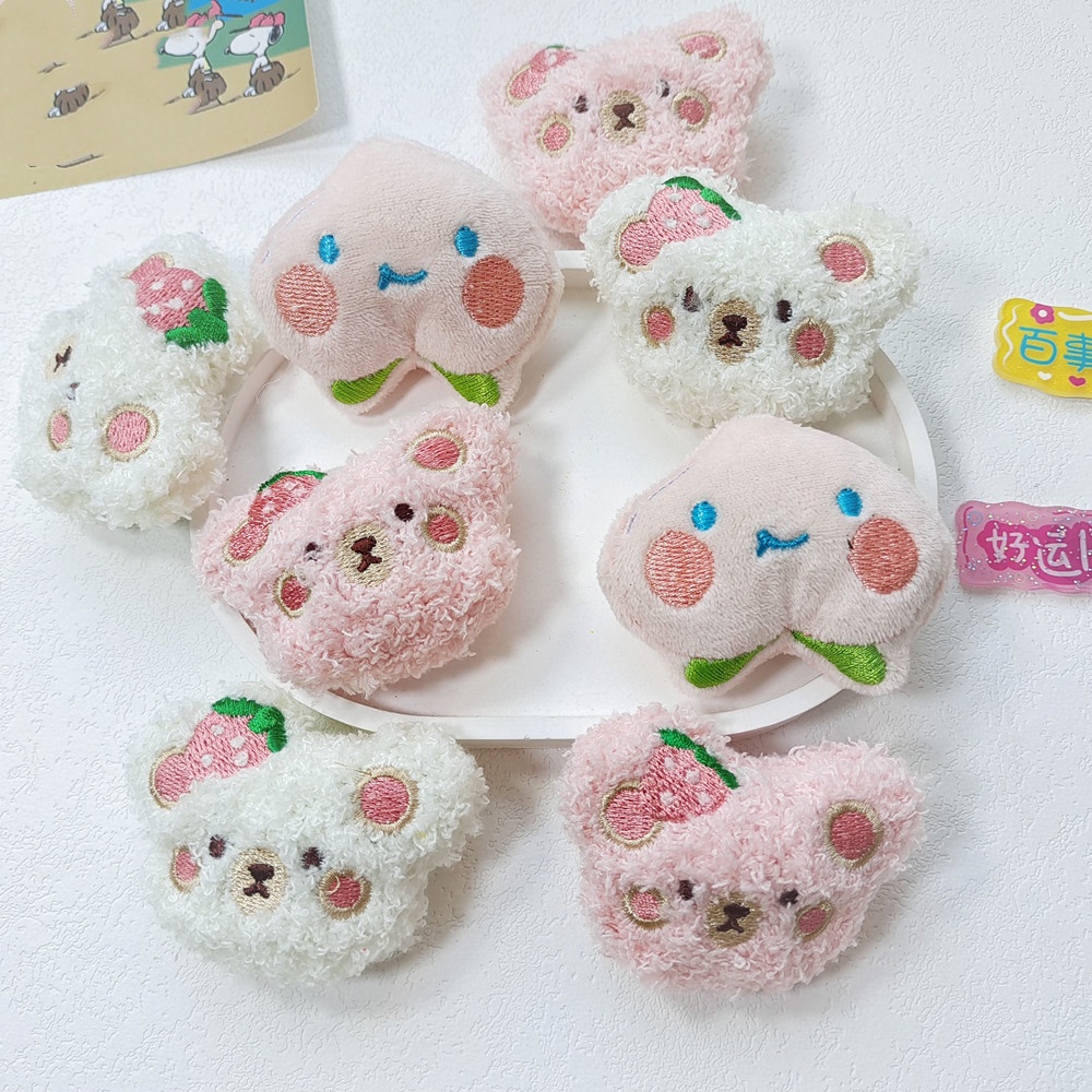เข็มกลัดตุ๊กตาการ์ตูนหมีสตรอเบอร์รี่น่ารัก สีชมพู สําหรับตกแต่งกระเป๋า