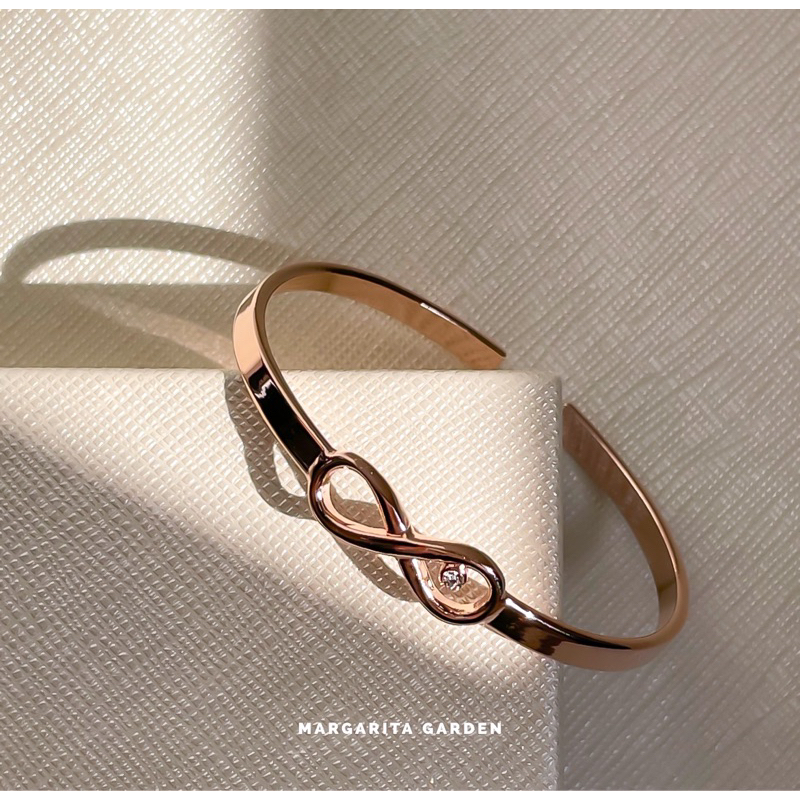 「ผ่านการเสกมงคล」 Margarita Premium Infinity with Tiny Crystal C-Shape Bangle
