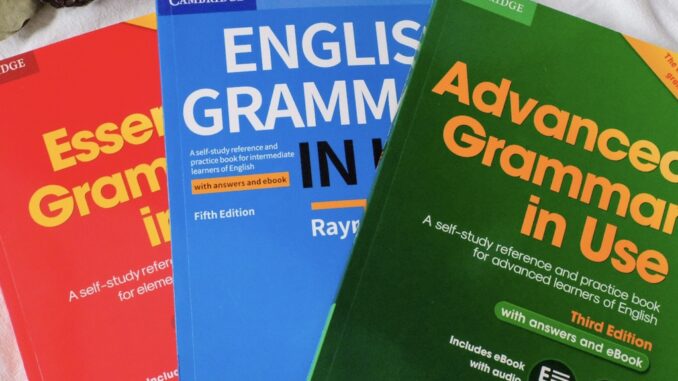 1 ชุด / 3 เล่ม รุ่นล่าสุดของ ENGLISH GRAMMAR IN USE ไวยากรณ์ภาษาอังกฤษ หนังสือ เหมาะสำหรับทุกคน คุณภาพดีสุดๆ