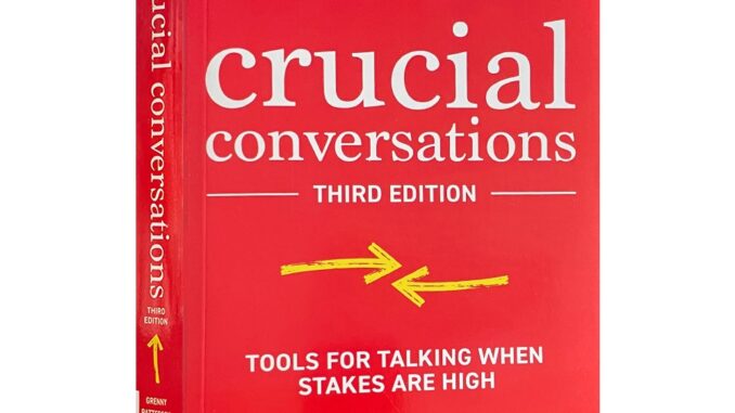 Crucial Conversations บทสนทนาสําคัญ: เครื่องมือสําหรับการพูดคุยเมื่อมีเงินเดิมพันสูงรุ่นที่สามโดย Joseph Grenny Kerry Patterson ปกอ่อน